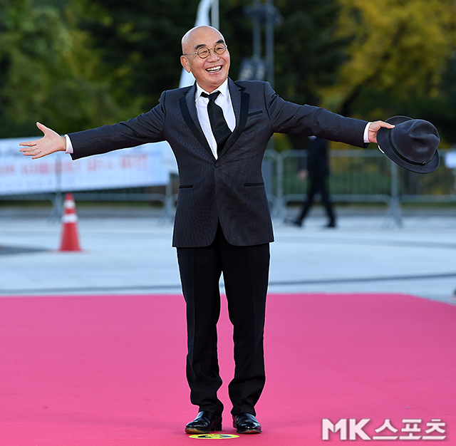 The 2021 Korea Popular Culture and Arts Award red carpet event was held at the Haeorum Theater in Jangchung-dong, Jung-gu, Seoul on the afternoon of the 28th.Singer Lee Jang-hee is attending the red carpet.