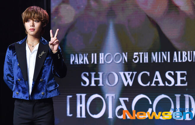 Singer Park Jihoon The fifth mini album HOT & COLD showcase was held at Ilji Art Hall in Seoul on the afternoon of October 28th.Park Jihoon, who attended the showcase on the day, poses.