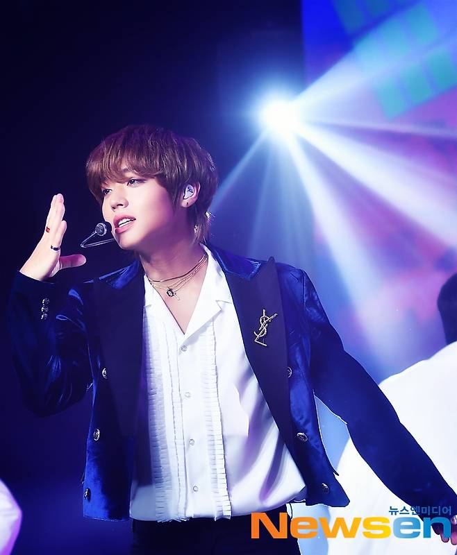 Singer Park Jihoon The fifth mini album HOT & COLD was held at Ilji Art Hall in Seoul on the afternoon of October 28th.Park Jihoon, who attended the showcase on the day, poses.