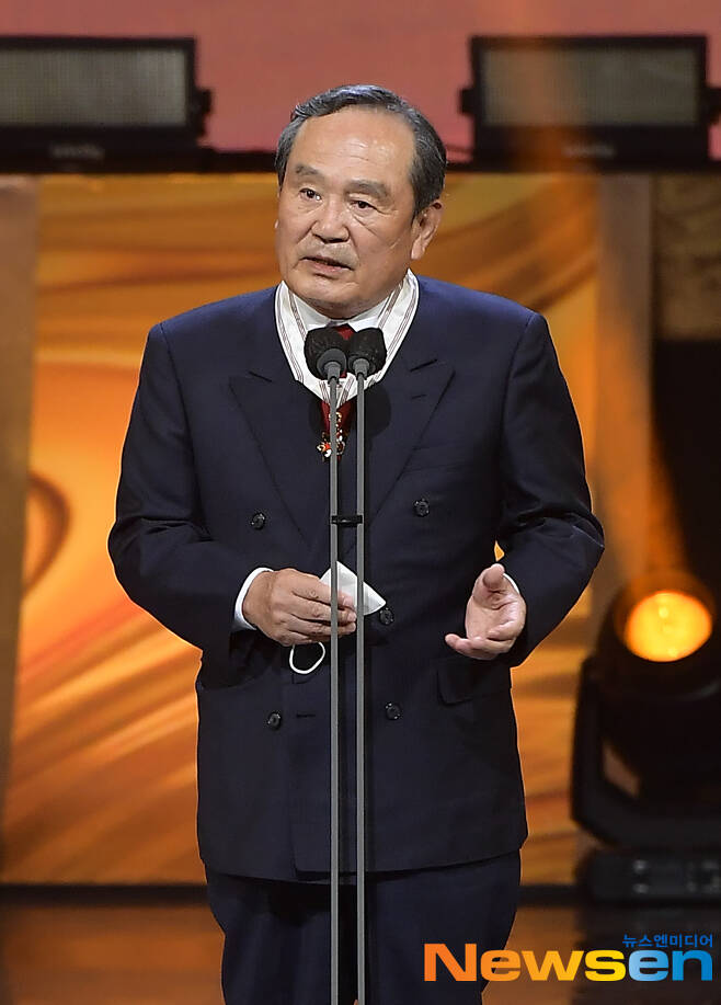 Park In-Hwan received the Order of Archive Culture at the Popular Culture Art Prize Awards held at the National Theater of Korea, Seoul, on October 28th.