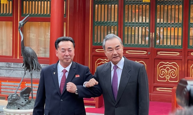 [서울=뉴시스]리룡남 주중 북한 대사(왼쪽이) 지난 5월 왕이 중국 외교부장과 회동한 모습. (출처: CGTN 화면) 2021.5.27. *재판매 및 DB 금지