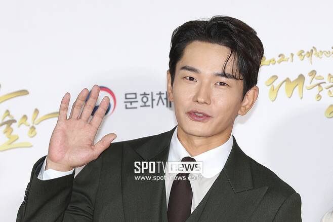 The 12th Korea Popular Culture and Arts Award red carpet event was held at the Haeorum Theater, the National Director of Jangchung-dong, Jung-gu, Seoul, on the afternoon of the 28th. Actor On Joo-wan poses.