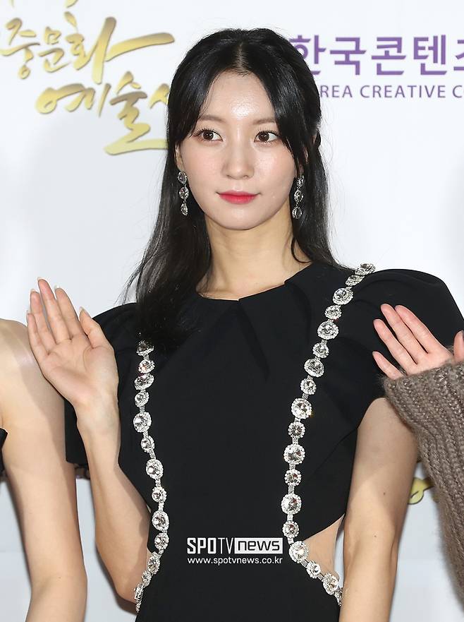 The 12th Korea Popular Culture Art Prize red carpet event was held at the Haeorum Theater in Jangchung-dong, Jung-gu, Seoul on the afternoon of the 28th.OH MY GIRL Binnie poses