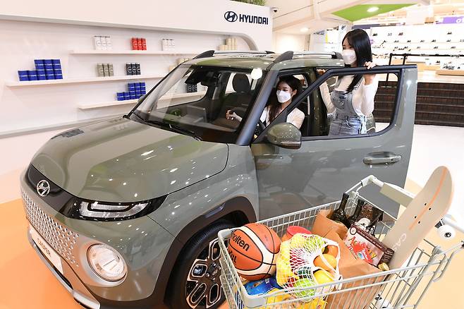 홈플러스가 내년 3월까지 부천상동점과 간석점, 김해점, 전주효자점 등에 현대차 쇼룸을 입점시켜 '캐스퍼' 차량을 전시할 예정이라고 밝혔다. /홈플러스 제공