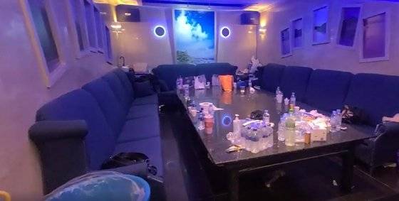 경찰이 지난 28일 서울 강남구에서 무허가 유흥주점 단속을 진행하고 있다. 수서경찰서 제공.