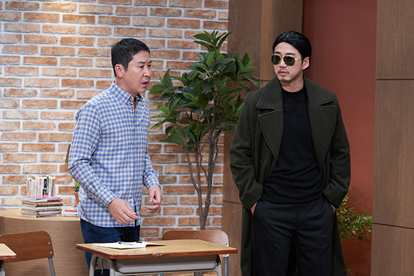 Yoon Kye-sang will be host of SNLKoreaThe Coupang Play original comedy show SNLKorea, which will be released on October 30, released a 9th trailer featuring Yoon Kye-sang.Actor Yoon Kye-sang, who overwhelmed the screen with the movie The Outlaws Chang Chen, caused various parodys and syndromes and captivated 6.88 million viewers.Since then, he has been active in screens and CRTs from the movie Malmoi, drama Chocolate, and Crime Puzzle.At the Sweety Pep Boys corner, which parodied Beasty Pep Boys, Yoon Kye-sang will transform into a local fruit shop ace that sells in a new way of sales and show irresistible charm.In the AI Husband Giga Award corner, he appeared as Ahn Young-mi and Lee Soo-jis AI Husband along with Giga Funny Jung Sang-hoon, respectively, and laughed at the robbing with SNL Crewejin.Conor The Phone will play the role of a multi-blooded fund manager who is being provoked by a spam telephone counselor, and will show off the flames, while the corner YouTube Hyeoksoon TV, which is divided into 29-year-old love YouTuber Yoon Gye-sook, will be full of hot talk beyond imagination.Finally, the movie The Outlaws legend character Chang Chen is revived with the color of SNL Korea.In the corner Crime Do, which tells the story of Chang Chen participating in an unexpected poetry meeting, Yoon Kye-sang will give a trance smile with a godly contest acting ability and will completely attract viewers.Thanks to the heat that gets hotter as the turn progresses, SNL Korea Crewejin also focuses attention by foreseeing a more ingenious and bold smile.Crewe Kwon Hyuk-soo will transform into the head of the House of Commons of the United Kingdom Strategy Office at the House of Commons of the United Kingdom Class corner, introducing politicians to how they can look like House of Commons of the United Kingdom and going on a belly hunting as an exciting political satire.