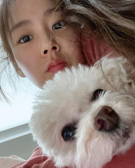 Han Seung-yeon, a group Kara, left a friendly tug with his dog.Han Seung-yeon posted two photos on his 29th day with his article Doubt the soap on his instagram.Han Seung-yeon in the photo is staring at the camera with a dog, and she showed off her unique beauty with a face close to her face.In particular, Han Seung-yeon keeps his beauty as it is during his debut at the age of 34 this year.Han Seung-yeon recently met the audience with the movie Show Mid Ghost.