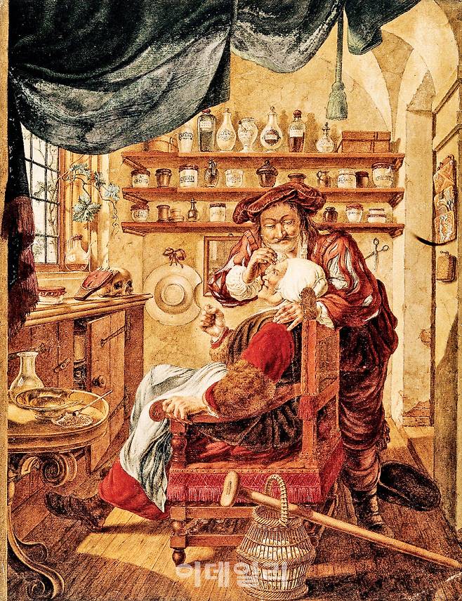 18세기 네덜란드 화가 야코프 카츠가 1787년 그린 ‘여성의 머리에서 돌을 빼내는 이발사 겸 외과의사’. 인류역사에서 행해졌던 비과학적 의료행위를 꼬집은 풍자화다. 외과의사를 ‘겸직’했던 이발사가 여인의 이마에 구멍을 뚫어 ‘광기의 돌’을 빼내는 장면이다. 광기의 돌은 인간의 이마에 박혀 이상행동의 원인이 된다고 생각했던 가상의 돌이지만, 멀쩡한 사람의 이마에 구멍을 뚫는 행위는 ‘실제로’ 진행이 됐다. 종이에 수채, 41×31.9㎝, 영국 런던 웰컴갤러리 소장.