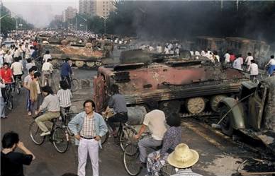 <1989년 6월 4일 톈안먼 대학살 당시의 사진/ http://xahlee.org/Periodic_dosage_dir/tiananmen_64_1989.html>