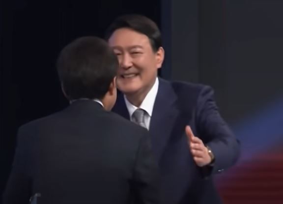 윤석열 전 검찰총장이 지난 15일 티비토론이 끝난 뒤 홍준표 의원의 어깨를 툭 치며 인사를 나누고 있다. ⓒYTN 유튜브