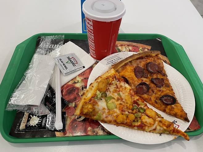 이스탄불 공항 2층에는 푸드 코트와 콘센트가 있는 테이블이 넉넉히 있다.