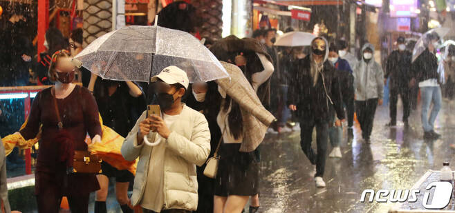 핼러윈데이인 31일 오후 서울 용산구 이태원을 찾은 시민들이 갑자기 쏟아지는 비를 피해 발걸음을 움직이고 있다. /사진=뉴스1