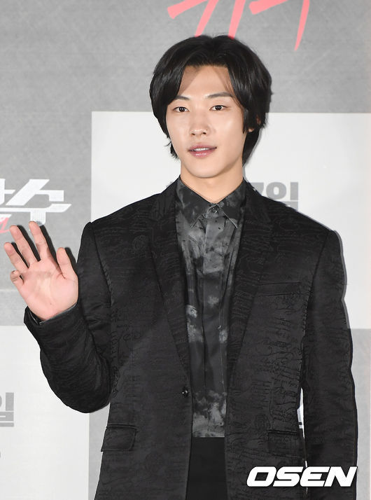 Actor Woo Do-hwan returns from defence dutyOn the 31st, coverage showed Woo Do-hwan is currently on his last full-time holiday.According to the Ministry of National Defenses guidelines for preventing the spread of Corona 19, the unit will be discharged on January 5 next year without returning to the unit after the last vacation.Woo Do-hwan joined the active duty on July 6 last year.Woo Do-hwan, who completed the training for six weeks in charge of the commander training during the recruitment training course, completed the training as a student leader at the 1st Transportation Education Solidarity and received the certificate of solidarity.Since then, Woo Do-hwan has served in the water mechanized infantry division, the so-called Menho unit.On the other hand, Woo Do-hwan made his debut with MBN Drama I came here and came right.Drama Shut Up and Flowery Band, Drama World, Man in My House, Save Me, Mad Dog, Great Temptation, My Country, The King: The Lord of Eternity and the films To the Rose Inn, Incheon Landing Operation, Mr, Lion, Gods Hands: A Hands He appeared on his back.