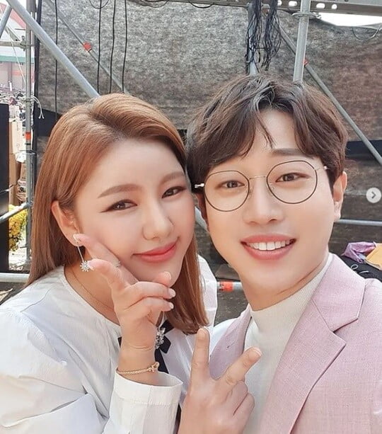 Singer Safety lessons has released a photo of the authentication with Song Ga-in.Safety lessons posted several photos on his instagram on the 1st, along with an article entitled Sisterang for a long time.The photo shows Safety lessons and Singer Song Ga-in posing for a finger V. The affectionate figure of the two gives a smile.The Longevity Day! Thank you for inviting me. I am going to perform happily with Moon Yeon-ju and the sea, said Safety Lessons.Meanwhile, Safety lessons released a new song Mom Flower in September.