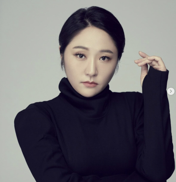 Kim Hyun-Sook, a broadcaster, was born as a visual of the past after 11kg weight loss.Kim Hyun-Sook posted a picture on the 1st day with an article entitled Pippet Photo Retakes in a million years.Kim Hyun-Sook, who wore an all-black dress wrapped around the neckline, was reborn as a V-line beauty, showing off her veiled jaw line.Kim Hyun-Sook, who recently lost 11kg, recently showed off his sleek jawline, saying that Kim Hyun-Sook was a little thin by taking a picture of his face.Meanwhile, Kim Hyun-Sook married a non-entertainer in 2014 but divorced last December; he has a son Hamin county.Kim Hyun-Sook is currently appearing on JTBCs Brave Solo Childcare - I Raise It.