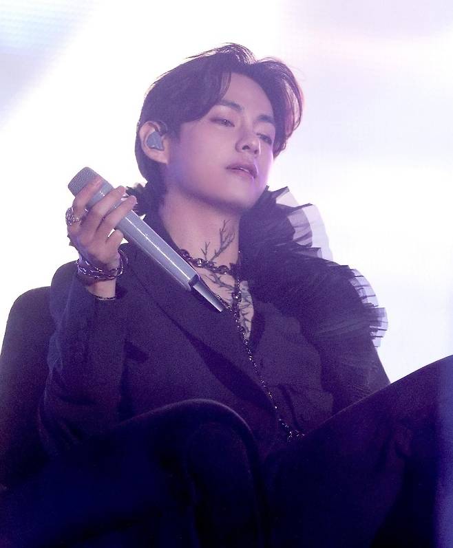 "얼굴이 감동실화" 방탄소년단 뷔, 제왕적 카리스마→아련한 눈빛..화려하게 빛난 김태형