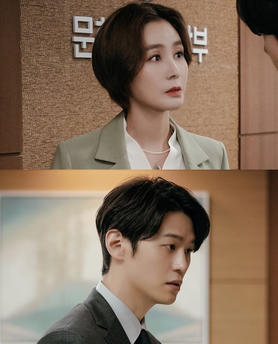 WeEves original drama, which will be released on the 12th, Goes to Blue House (hereinafter referred to as Blue House), is a true story as Celeb Lee Jung-eun, a former Olympic gold medalist appointed as Minister of Culture, Sports and Tourism, faces the kidnapping of her husband, political critic Kim Sung-nam (Baek Hyon-jin). It is a political black comedy drama that unfolds a funny and realistic real satire in the background of a week.Kim Sung-ryung took on the role of Lee Jung-eun, who became the minister of the Ministry of Culture and Sports at the same time,Lee Jung-eun is a person who wants to realize his ambitions that he has long had by taking the unexpected situation as an opportunity.Hak-ju Lee is divided into the performance secretary Golden Harvest with Lee Jung-euns trust.He was originally a henchman of Cha Jung-won (Bae Hae-sun), but after meeting Lee Jung-eun, he shows a strange loyalty to her.Lee Jung-eun and Golden Harvest with are suspicious of each other while relying on each other, raising questions about their unpredictable relationship.On the other hand, Lee Jung-eun and Golden Harvest with (Hak-ju Lee) in the steel released on the 1st are exchanging conversation with serious faces and stimulate curiosity.Golden Harvest with a rigid expression shows something in his cell phone to Lee Jung Eun.The appearance of the two people who create an uneasy airflow makes them guess Danger.In the meantime, Golden Harvest with tells Lee Jung Eun an unexpected story and surprises her.It is noteworthy that what is the identity of the dark shadow that threatens Lee Jung Eun and how they will break Danger.Kim Sung-ryung and Hak-ju Lee, who will create a sweaty tension in their hands and give unique fun, can be seen in the Blue House as long as they are released at 11 am on the 12th.Photo: Weve