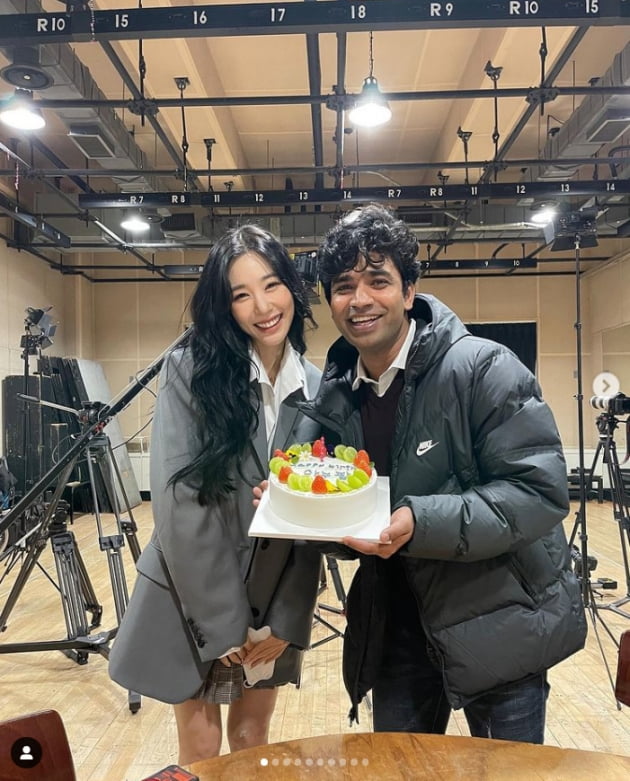 Tiffany Young of the group Girls Generation told her daily life with Anupam Tree Party, which starred as Ali in the Squid Game.Tiffany Young posted several photos on her Instagram on the 1st with emoticons celebrating Anupams birthday.Tiffany Young is posing with a bright smile with an anupam tree party holding a birthday cake at the shooting scene in the public photo.Meanwhile, Tiffany Young appeared as a master on Mnet Girls Planet 999: Girls Daejeon last month and met with fans.Photo: Tiffany SNS