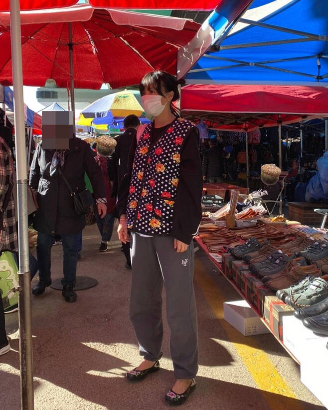 Actor Go Eun-ah showed off a hip market fashion.Mir posted several photos on his SNS on the 2nd, along with an article entitled Why is it cool and even good together.The photo shows Go Eun-ah, who is in the marketplace, and Go Eun-ah has transformed into a cute flower-patterned kimchi vest, flower god, and bicep head.It is a unique fashion, but the fashionable Go Eun-ah is outstanding.In particular, Go Eun-ah, who lost 12kg and became a hot topic, gave a glimpse of his overfit fashion.Meanwhile, Go Eun-ah revealed in September that she had a Hair care transplant.Go Eun-ah, who planted more than 3,000 meters on his forehead, showed off his unpopular after-sales cool and became a hot topic.