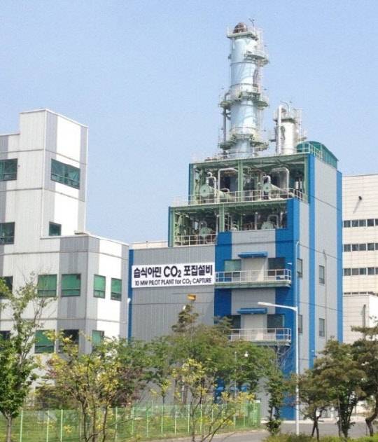 한국전력이 중부발전 보령화력발전소에 설치한 '습식아민 탄소 포집설비'는 배출된 탄소를 포집해 탄소배출량을 감축시킨다. 한국전력 제공