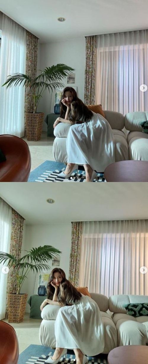 OH MY GIRL Arin has revealed a clean current situation.Arin posted a picture and a picture on his instagram on the afternoon of the 1st, A clean morning that changes the morning.Inside the picture is a picture of him sitting on a couch wearing a pure white dress.With immaculate skin, Arin added purity with a neat visual.In another photo, he boasted a lovely yet beautiful visual.In addition, Arin showed off a fresh smile with a superior proportion.