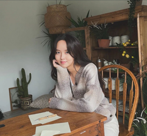 Actor Kim So-hyun has released a 2AM Goodbye Music Video scene.Kim So-hyun left a picture on his SNS on the 2nd with an article entitled 2am MV # Goodbye # I did not know because I was close.In the photo Kim So-hyun boasted a clean side with a cardigan and long hair; Kim So-hyuns small face and pretty smile made the viewer look a bit enchanted.Kim So-hyun plays couple with Junho in Goodbye Music Video