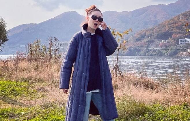 Actor Gong Hyo-jin enjoyed nature.On the 2nd, Gong Hyo-jin posted several photos on his instagram without any comment.In the photo, Gong Hyo-jin completed a comfortable daily look with jeans and a padding jacket, with his head tied high and his pretty head exposed, and he wore sunglasses and emanated an aura.Gong Hyo-jin enjoyed the nature, enjoying the mood of the gloomy autumn mountain and the atmosphere of the nearby rivers; fans were so pretty, long-slow, where are you?Stylish Sea and Jangpoong and my sister are also pretty and cheered.On the other hand, Gong Hyo-jin is appearing on KBS 2TV From Today to Harmless, which is broadcasted every Thursday at 10:40 pm with 20-year-old best actors Lee Chun-hee and Jeon Hye-jin.