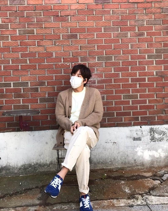 On the first day, Jang Keun-suk posted a picture on his instagram with an article called Dourivan.Inside the picture is a picture of Jang Keun-suk sitting on a chair in front of a brick and resting.The cardigan and sneakers complete the comfortable fashion and complete the warm atmosphere and attract attention.Jang Keun-suk recently attracted attention as a goodwill to donate 175 million won to the birthday photo exhibition together with the official fan club.Photo = Jang Keun-suk Instagram