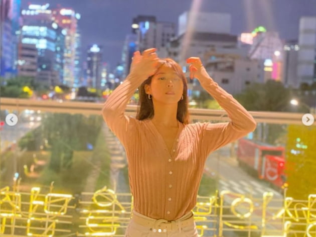 Seolhyun, a member of the group AOA, has reported on the latest.Seolhyun posted three photos on his instagram on the 3rd, along with an article entitled Dazzlings first cover video!In the photo, Seolhyun poses in a blouse in a downtown Seoul city center.On the other hand, Seolhyun appeared in TVN drama Day and Night this year and has played an active role with the South Korean people.Photo: Seolhyun SNS