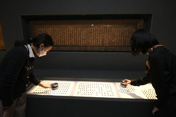 서울 종로구 국립고궁박물관에서 마련한 ‘인사동 출토 유물 공개전’이 일반 공개에 하루 앞서 2일 언론에 선보였다. 박물관 관계자가 확대경을 통해 희귀한 조선 전기 활자들을 들여다보고 있다. 전시는 12월 31일까지 열린다. 최현규 기자