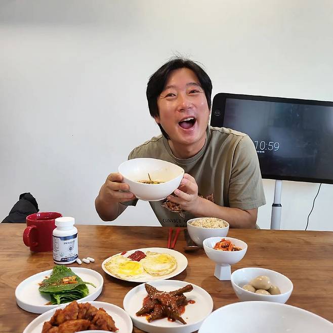 The comedian Lee Soo-geun could not hide his happy expression in front of Man in the Kitchen prepared by his wife Park Ji-yeon.Park Ji-yeon posted a picture on his instagram on the 4th with an article entitled Have a day to laugh.Lee Soo-geun in the photo is smiling brightly in front of Man in the Kitchen where the feast is set.Park Ji-yeon, who is known to have excellent cooking skills, admired the man in the kitchen with a heartfelt heart for Husband Lee Soo-geun.On the other hand, Park Ji-yeon married Lee Soo-geun, a 12-year-old, in 2008, and has two men.