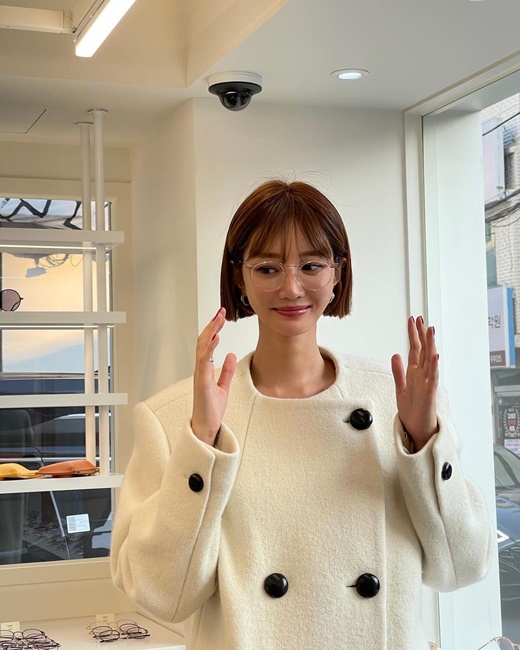 Actor Go Joon-hee showed off his stylish side.Go Joon-hee posted several photos on the 4th with the comment Flee.The photo shows Go Joon-hee, who has a straight hairstyle, looking around the eyewear store. The face smaller than Go Joon-hees hand is surprised.Go Joon-hee showcased her sophisticated styling by matching a black miniskirt with a white half coat, with a huge-looking top that looks more than her body, perhaps because of her small face.Above all, the model-like fit and extraordinary fashion digestion have caused admiration.On the other hand, Go Joon-hee appeared on SBS entertainment Jungles Law in Ulleungdo Dokdo in January.