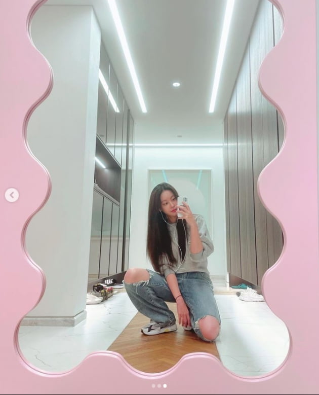 Actor Oh Yeon-seo told her daily life.On the 4th, Oh Yeon-seo posted several photos on his instagram with the article No pants!In the open photo, Oh Yeon-seo showed a natural charm while accepting it as a non-toilet person.On the other hand, Oh Yeon-seo appeared with Jung Woo in the Kakao TV web Drama Crazy X of this area.Photo: Oh Yeon-seo SNS