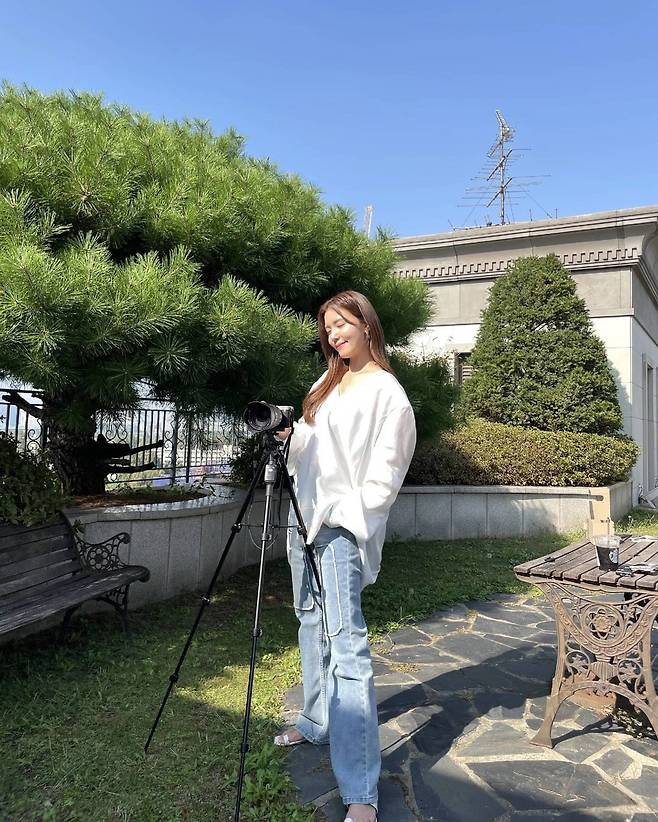 Actor Si-a Jin showed off her beauty at home as well.Si-a Jin posted a picture on his 5th day on his instagram saying on the roof.Si-a Jeong in the picture is a photographer, and Si-a Jeong, who is taking pictures using a tripod on the roof, was also beautiful in her focus.Si-a Jin, who also paired his jeans with a white blouse and a pale smile with his eyes closed here, was full of innocence.Si-a Jin, who is taking pictures on the rooftop, is reminiscent of a picture with a beautiful autumn sky background.Meanwhile, Si-a Jing is married to Actor Do-bin Baek, son of Baek Yoon-sik, and has a daughter.