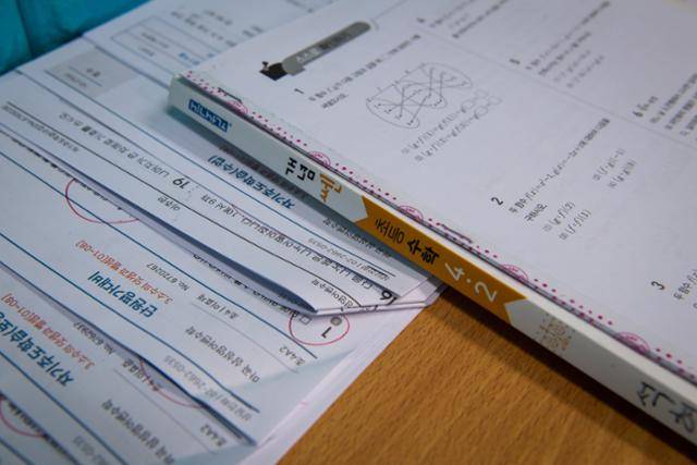 지난달 28일, 서울 강서구 마곡삼성영어학원. 책상 위에 쎈수학 책과 문제지가 놓여 있다. 신사고 측이 가맹점에 납품하는 교재는 시중가격의 3배 수준에 이른다. 시중교재와 구성은 거의 비슷하기 때문에 ‘동영상 강의’ 제공에 대한 프리미엄이 붙어 있는 셈이다.