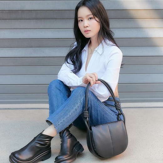 Singer Lee Hi has emanated a pure charm.Lee Hi posted several photos on his instagram on the 5th, along with an article entitled When autumn comes... Take out all the pretty things.Lee Hi in the public photo showed a clean styling by matching skinny jeans with a deep-breasted white crop shirt.Here, he finished his sensual look with black leather boots and hobo bags.In the photo of the bag, Lee His ant waist is admirable, and Lee Hi also gazes at the camera with a languid eye and adds a dreamy charm.The netizens who watched this responded with comments such as I am too pretty, The boots are so cute and Oh, they shine in the real dragon.