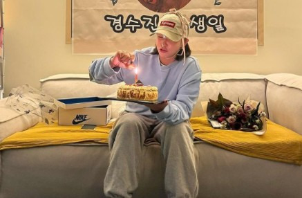 Actor Kyung Soo-jin has released a birthday certification shot.Kyung Soo-jin posted a picture on his 5th day with an article entitled I want to be a birthday every day through his instagram.The photo shows Kyung Soo-jin sitting on the sofa and smiling brightly with a birthday cake.Kyung Soo-jin, who is casual in a hat, a one-man T-shirt, and training pants, attracts attention with his beautiful beauty and his birthday celebration shots.Fans celebrated Kyung Soo-jins birthday, saying, Happy Birthday, Happy Bus Day, and Happy and Happy Day.On the other hand, Kyung Soo-jin met with fans in the TVN drama Mouse, which last May, as Choi Hong-ju.