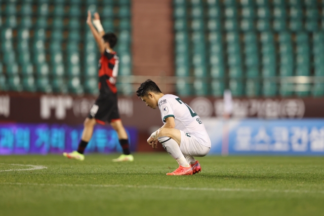 강원 FC 임창우가 3일 포항 스틸러스와의 2021 하나원큐 K리그1 경기에서 패한 뒤 낙담한 듯 잔디에 주저앉아 있다. 한국프로축구연맹 제공