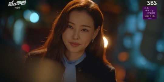 Kim Chang-wans identity was Spy deliberately planted by Lee Ha-nui.In the 16th episode of SBS gilt drama One the Woman (played by Kim Yoon and directed by Choi Young-hoon), which was broadcast on November 6, the appearance of supporting actors (Lee Ha-nui) and Han Seung-wook (Lee Sang-yoon) who were in crisis due to the betrayal of Kim Chang-wan was portrayed.On this day, Cho tried to reveal all the truth at the inauguration ceremony of Han Sung-hye through Roh Hak-tae, but failed due to Roh Hak-taes betrayal.The supporting actor then met Hansung-wook and expressed betrayal, saying, Do not you think you deceived us all from the beginning?But Cho still believed in Roh. When Cho reached out to Roh and claimed that he had a situation, he met him directly to hear the story.I actually knew it when my father died, said Noh Hak-tae. My father has been in the hospital for 20 years. Anyway, Han Sung-hye threatened me with it.I had no choice but to do it, he said.Im still sober, said Noh Hak-tae, a supporting actor who said, I have to find a way to eat if I get stuck here.When I betray the organization, I cut the bosss neck and how to go to the bare body. Soon, the supporting actor felt dizzy, and Noh Hak-tae was drugged by the water that the supporting actor drank. The supporting actor shocked him by losing his mind with the creepy smile of Roh Hak-tae behind him.However, this is the trap of the supporting actor. The supporting actor who came to mind in front of Han Sung-hye mentioned the murder of Han Sung-hye, and Han Sung-hye said in my mouth, I did not avoid it.You and Kang Mi-na (Lee Hwa-gyeom) will soon be like that. So Cho smiled, saying, How many people are Murder teachers and blow them into their mouths.