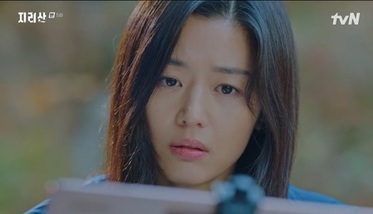 Potato bomb killer Yoon Ji-on was killed in 2018, and in 2020 Jun Ji-hyun flew a drone looking for Ju Ji-hoon.The 5th episode of TVNs Saturday Drama Jirisan (played by Kim Eun-hee/directed by Lee Eung-bok and Park So-hyun) broadcast on November 6 revealed the criminal in the potato bomb case.The Seoi River (Jun Ji-hyun) found out that the man with the wound on the back of the hand of the potato bomb that Ju Ji-hoon saw in the illusion was Lee Se-ok (Yoon Ji-on).Lee Se-ok is a person who loses his father and lives in a relative Lee Yang-sun (Resident Kyung) house and makes beekeeping in the mountains.However, Seoigang did not fully believe the words of the gang hyun and did not believe that Lee Se-ok was a potato bomb.In the meantime, the ship disappeared, and the Seoi River and the gang hyun found the ship in the mountains. The ship found a potato bomb alone and shed tears and said, I wanted to believe my grandfather.The potato bomb was found in the hatch of the grandfather of the grandfather. Lee heard Lee Se-oks words and found the hatch of the grandfather.However, gang hyun was convinced that Lee Se-ok was the perpetrator when he saw the wound on his hand, and Seo-gang advised Lee Yang-sun to go to the police.Lee Yang-suns grandfather was arrested by the police, but Gang hunjo visited Lee Se-ok and recognized the black T-shirt with white stains that Ahn Il-byeong said.gang hyun visited Anil Byeong and showed him a picture of Lee Se-ok, and Anil Byeong said that Lee Se-ok was the one who gave him the poisonous yogurt.gang hyun searched all the unmanned cameras to reveal that Lee Se-ok was the criminal, and soon found a screen of Lee Se-ok carrying a potato bomb by searching the unmanned cameras together with the Sheer River, the Jeong Gu-young (Oh Jeong-se-min), and Park Il-hae (Jo Han-cheol).They contacted the police, and Seoi River noticed that Lee Se-ok had deliberately told his grandfathers story about Lee Yang-sun.In the meantime, Lee Se-ok exchanged text messages with the person behind him and proceeded with the original plan as he instructed.As the Seoi River guessed, Lee Se-ok tried to kill the transfer ship with a potato bomb and changed the method to poisonous yogurt.Lee Se-ok handed over yogurt to comfort the transfer ship, and the transfer ship fell down on yogurt.But soon the Seoi River, Gang hunjo, and Jeong Gu-young were taken to the hospital where they found the fallen ship.The Seoi River and the gang hyun felt popular and chased Lee Se-ok, who fled to the mountain.The Seoi River apologized to gang hyun, saying, You were right. You saved your life.In the meantime, Lee Se-ok, who fled to the mountain, was found dead, and around him, Cho Dae-jin (Sung Dong-il) was found to be Fade to Black and raised suspicion.