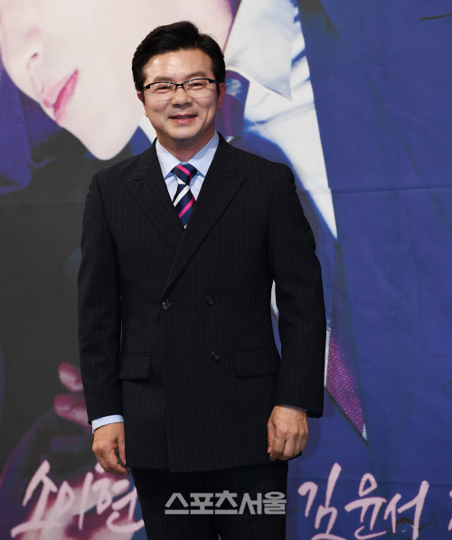 Actor Lee Young-beom opened his mouth for the first time in six years after his divorce, and it seems that he can no longer see rumors surrounding his divorce from his ex-wife Yu-Jeong Noh.Lee Young-bum said on the official statement on July 7, I am sorry that I have been divorced after I divorced in 2015 and have not been able to maintain a good marriage.Since then, I have heard a lot of reports about my marriage, but I have been patient as much as possible and have spent time personally. I have recently reached a point where I can no longer tolerate the anger and anger about the futile words that are floating on the Internet media, referring to the real name of the actress in YouTube.From the conclusion, there is no such fact that I had an affair with an actress. I hope that the YouTube channel providers who are now dissatisfied and insulting me will be immediately released.I would like to remove all those who wrote malicious comments based on this, he warned. I will follow the people who make me a character to the end and be judged by the law with strong legal action.Lee Young-bum, who married comedian Yu-Jeong Noh in 1994, divorced after a separation in 2015, 21 years later.While the two people, known as the Ingo couple, were curious about why they divorced, Yu-Jeong Noh appeared on a broadcast in 2019 and was shocked by the fact that Lee Young-beom had an affair with a fellow actor and reached divorce.Lee Young-bums story has been flowing repeatedly without explanation, and while Yu-Jeong Noh recently appeared on a YouTube channel, personal information such as the appearance, age, and marriage of the actress in question was specified.Since then, there have been comments on the personal SNS of the middle-aged actor A, who was presumed to be based on this, demanding criticism and explanation of the netizens.Hello, Im actor Lee Young-beom, and Im hoping you can understand that Ive been talking about my position recently because my content has been circulating on YouTube and other Internet media.I have told viewers that I am sorry to have divorced because I can not maintain a good marriage as a public figure after divorce in 2015.Since then, I have been exposed to reports about my marriage and have had a lot of things I wanted to say, but I have been patient as much as possible and have spent personal repentance and penance.Recently, however, I have been able to endure the anger and the insatiable words that are floating on the Internet media including YouTube, referring to the actress blindness.From the bottom line, there is no such thing as having an affair with an actress.I warn you, please drop off the YouTube channel providers who are now disrespecting and insulting me.And I hope that all those who wrote malicious comments based on this will be deleted.And in the future, I will track down those who make me a character and make sure that I am judged by law with strong legal action.I am sorry that I have not been able to say good news to the viewers. Thank you.Photo Sources  DB