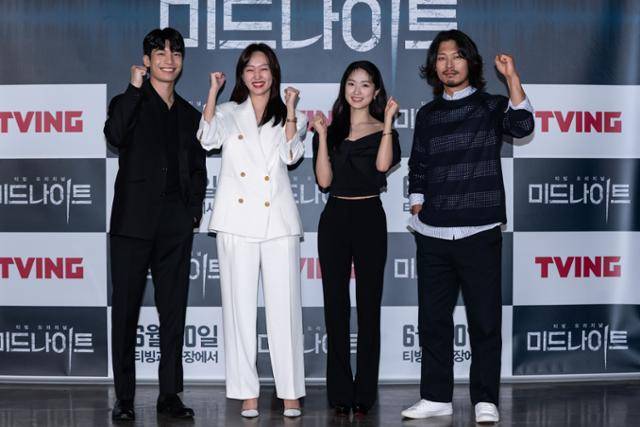 위하준(제일 왼쪽)이 '미드나이트'의 제작보고회에서 정장 패션을 선보였다. CJ ENM 제공