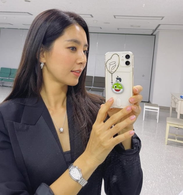 Actor Han Chae-ah flaunted her unwavering beauty.Han Chae-ah posted a picture on his instagram on the 8th with an article entitled #dressup #My Little Old Boy.In the photo, Han Chae-ah showed off his sophisticated visuals in the AllBlack fashion with silver accessories such as watches, necklaces and earrings.In particular, Han Chae-ah, who showed a uniform through SBS The Girls Who Beat Goals (hereinafter referred to as Goal Women), showed off his actor visuals for a long time.Han Chae-ah has one daughter under his belt in 2018 when he marriages Cha Se-chi, the third son of former football coach Cha Bum-geun.Recently, she has been working as a member of FC National University Family in Goal Girl and appeared as a special MC in SBS entertainment program My Little Old Boy broadcasted on the 7th.