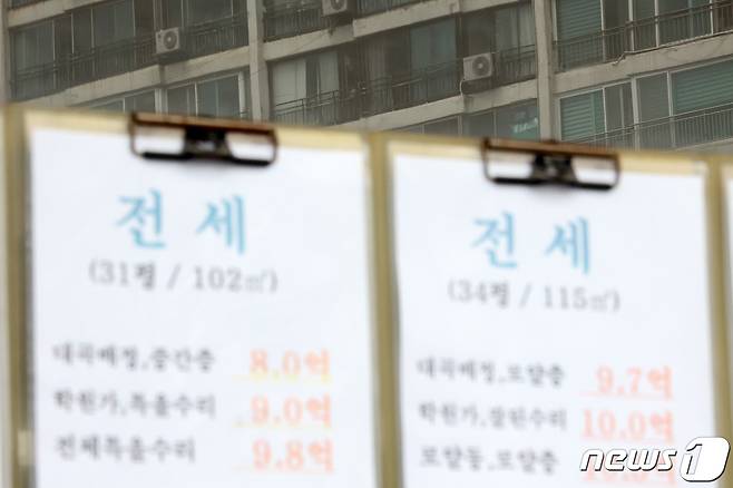 부동산 유리에 비친 강남구 대치동 은마아파트의 모습. 2021.9.6/뉴스1 © News1 조태형 기자