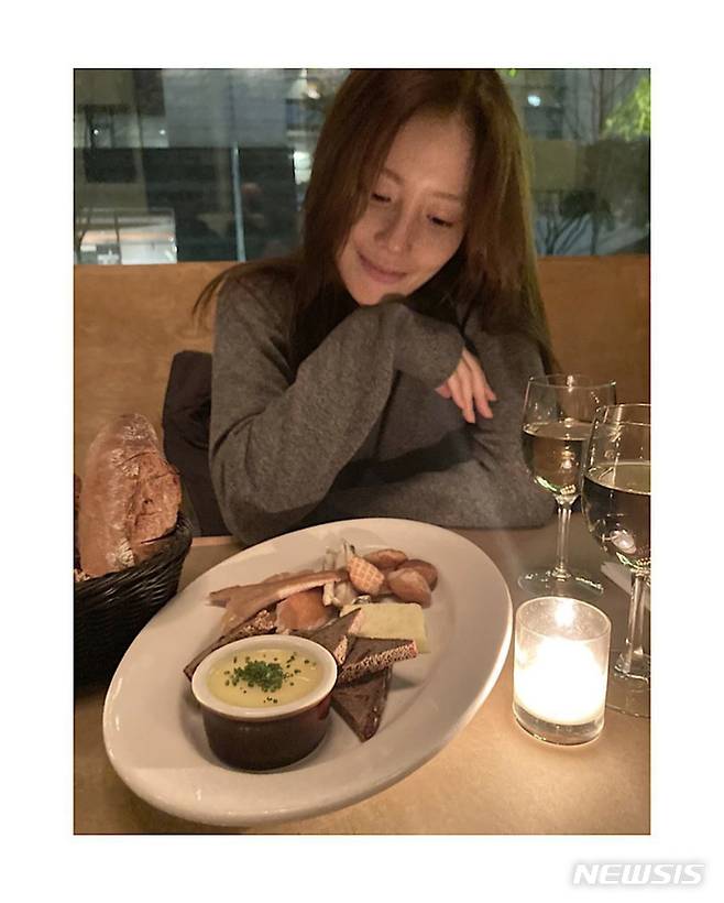 On the 8th, Actor Moon Chae Won posted several photos with his night emoticons on his instagram.In the photo, Moon Chae-won is staring at the camera or looking at the bread on the plate and making a pleasant expression. Fans cheered when they saw Moon Chae-won, who did not decorate it with glamor.The fans commented, My sister ~ Be careful with the cold and have a happy day ~ and I have a mood and it is so beautiful.On the other hand, Moon Chae Won was evaluated as a car support in the TVN Drama Flower of Evil last year and delicately depicted the complex inside.
