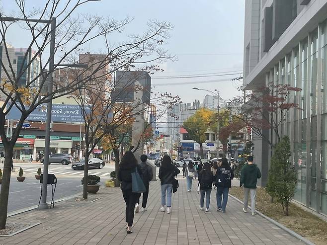 지난 4일 찾은 서울 동대문구 소재 한국외국어대 정문 전경. 수업을 마친 학생들은 삼삼오오 무리지어 근처 카페나 식당으로 발걸음을 재촉했다.