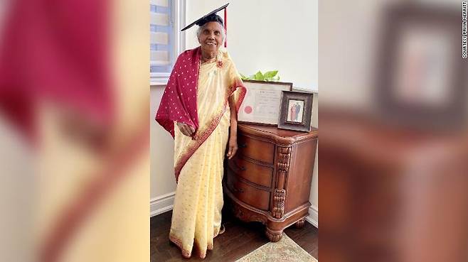 스리랑카에서 태어나 캐나다로 이주한 87세 할머니가 캐나다 명문대에서 정치학 석사 학위를 취득했다.