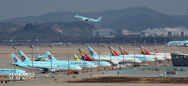 인천국제공항 주기장에 국내 항공사들의 비행기들이 멈추어서 있다. / 김창길 기자