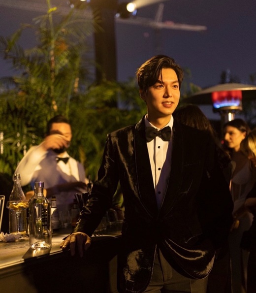 Actor Lee Min-ho, 34, shared her latest on United States of America.Lee Min-ho posted two posts on her Instagram page on the 9th without much comment.In the photo, he was seen digesting the schedule at the United States of America Los Angeles.Lee Min-ho attended the LACMA Art + Film Gala (Lakma Art Film Gala Rizzatto) event at the United States of America Los Angeles County Museum of Art on the 6th (local time).He boasts a pillar of the county art museum and a sculpture in the lighting.A warm-heartedness complete with a neat suit-fit and bow tie snipes at the fan-shy, who reveals the night of United States of America with a bright appearance.LACMA Art + Film Gala Rizzatto, attended by Lee Min-ho, is an annual event for raising operating funds to expand film programs, where a number of celebrities attend each year and select artists who have contributed to the development of culture and art.Meanwhile, Lee Min-ho is set to appear in the new Apple TV+ series Pachinko.Pachinko captures the story of an individual through history through the epic of an immigrant family of four generations of Korean people in a total of eight episodes with a vast scale and deep stroke.