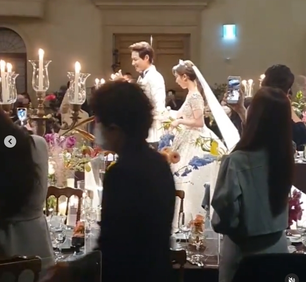 Actor Jung Tae-woo attended the singer-musical Actor Lee Ji-hoon wedding.Jung Tae-woo posted a certification shot on his personal SNS on November 8th to attend Lee Ji-hoon Sei Ashinas wedding.Jung Tae-woo blessed Happy to celebrate marriage with a mischievous greeting: Isnt the wedding usually hard, is it? Im old in my brother Haruman?Lee Ji-hoon, Sei Ashina, married on Saturday; the celebration was performed by singer and actor Iyu (Lee Ji-eun).They were originally scheduled to marry on September 27, but they delayed the wedding twice due to the spread of Corona 19. The two are now legal couples after completing the marriage report.